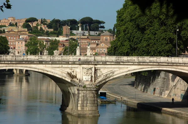 Vista de Roma desde el puente sobre el río Tíber - Roma - Italia —  Fotos de Stock