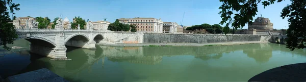 Una vista su Roma e il suo fiume Tevere (paesaggio ) — Foto Stock