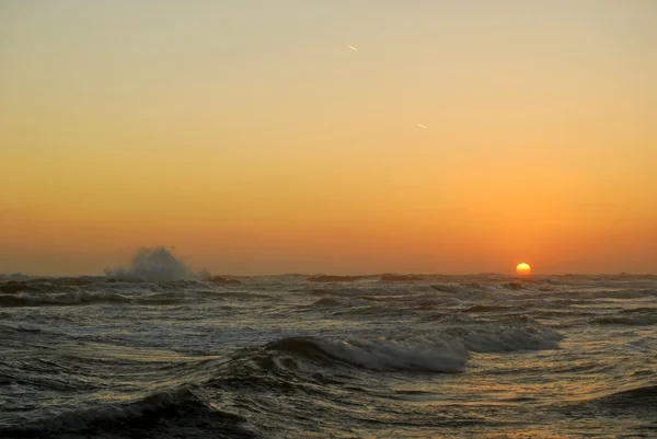 波涛汹涌的海洋安齐奥海滩 — 图库照片