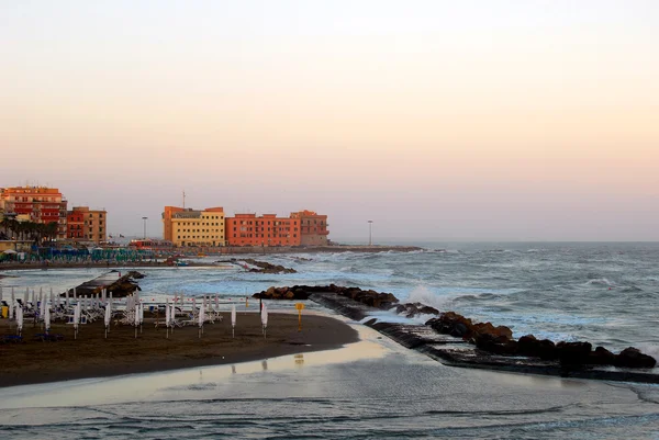 Han Anzio stranden med havet i storm — Stockfoto