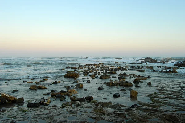 La côte d'Anzio avec la mer agitée — Photo