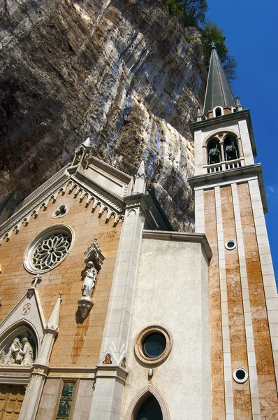 Basiliek santuario madonna della corona - Italië — Stockfoto