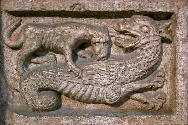 Mordeduras de perro un dragón - Catedral de Trento Italia —  Fotos de Stock
