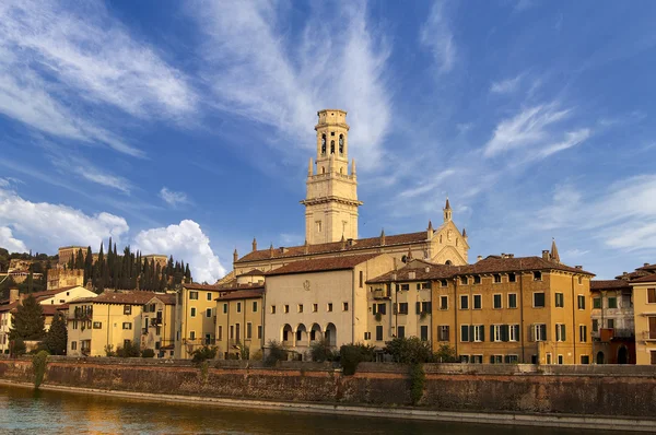 Verona kathedraal en castel san pietro - Italië — Stockfoto