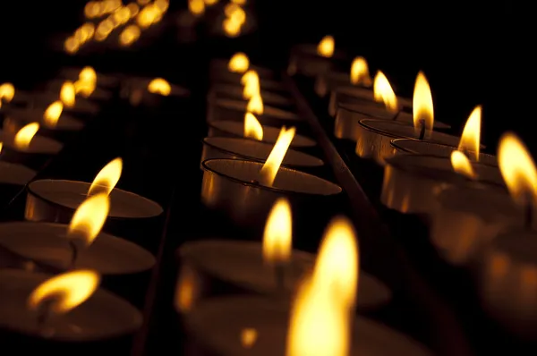 Kerk votief kaarsen — Stockfoto