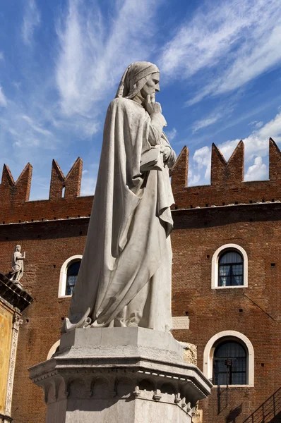 Estatua de Dante en Verona - Italia —  Fotos de Stock
