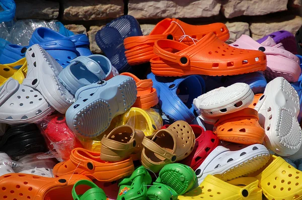 Clogs de plástico colorido — Fotografia de Stock