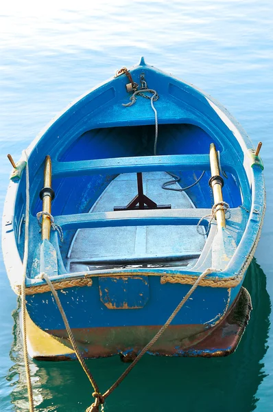 Niebieski łódź wiosłowa — Zdjęcie stockowe