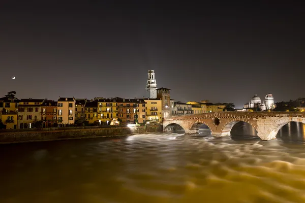 Ponte Pietra de noite - Verona Itália - século I aC . — Fotografia de Stock