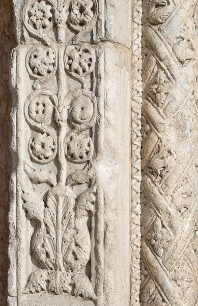 Gros plan de la décoration en marbre - XIIe siècle Vérone Italie — Photo