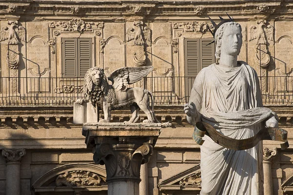 Madonna Verona y León de San Marco - Veneto Italia —  Fotos de Stock