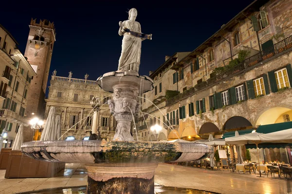 Piazza delle erbe v noci v verona, Itálie — Stock fotografie