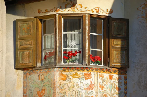 Tipikus ablak - Engadine-Svájc — Stock Fotó