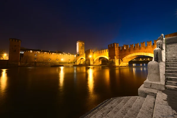 Castelvecchio éjjel (1357) - Verona, Olaszország — Stock Fotó