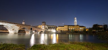 gece - verona, İtalya - 1 yüzyıl m.ö Ponte pietra.