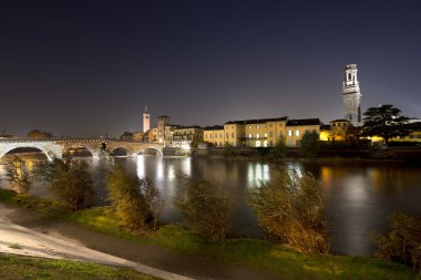 gece - verona, İtalya - 1 yüzyıl m.ö Ponte pietra.