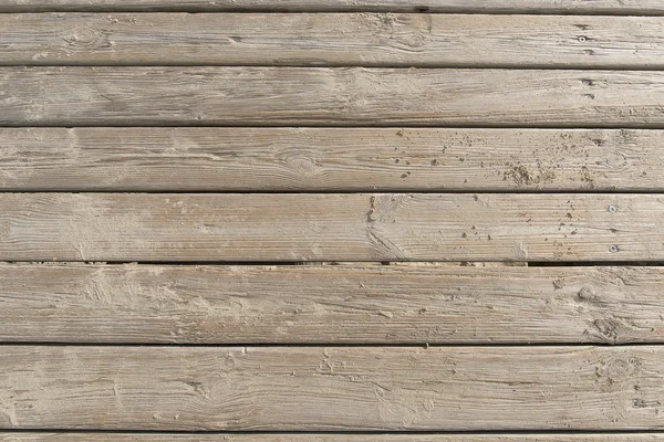 Väderbitna trä strandpromenaden på sand — Stockfoto