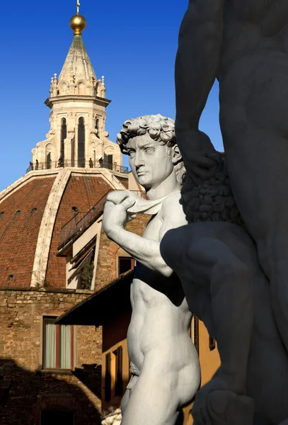 David van michelangelo en de koepel van de kathedraal - florence Italië — Stockfoto