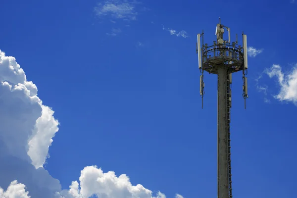 Telekommunikationsturm am blauen Himmel — Stockfoto