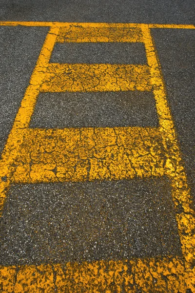 Oude asfalt en gele lijnen — Stockfoto