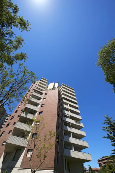 Bâtiments élevés sur ciel bleu — Photo