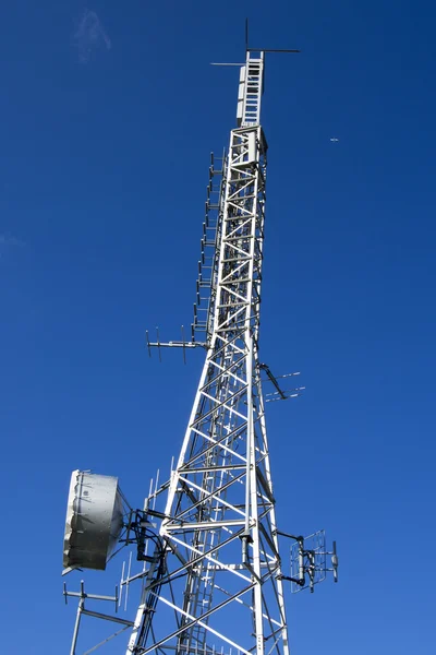 Telecommunication Tower on Blue Sky — Stock Photo, Image