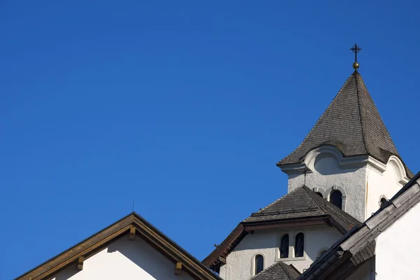 Tak av kyrkan på blå himmel — Stockfoto