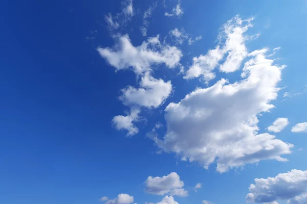 Cielo azul con nubes - fondo — Foto de Stock
