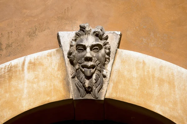 Máscara Grotesca en un Arco Antiguo Keystone - Verona Italia —  Fotos de Stock