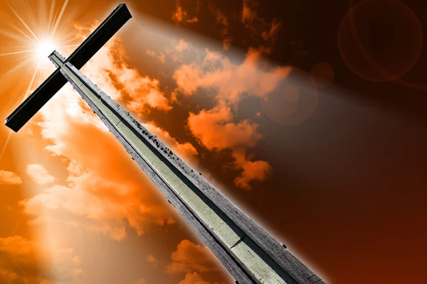 Cruz contra o céu laranja — Fotografia de Stock
