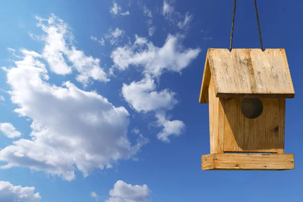 Little Old Birdhouse no céu azul — Fotografia de Stock