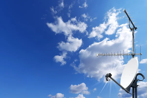 Plato Satélite y Antena TV en Blue Sky — Foto de Stock