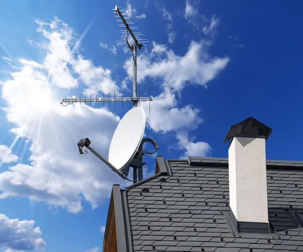 Antena e prato de satélite TV no céu azul — Fotografia de Stock