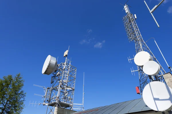 Телекоммуникационные башни на голубом небе — стоковое фото