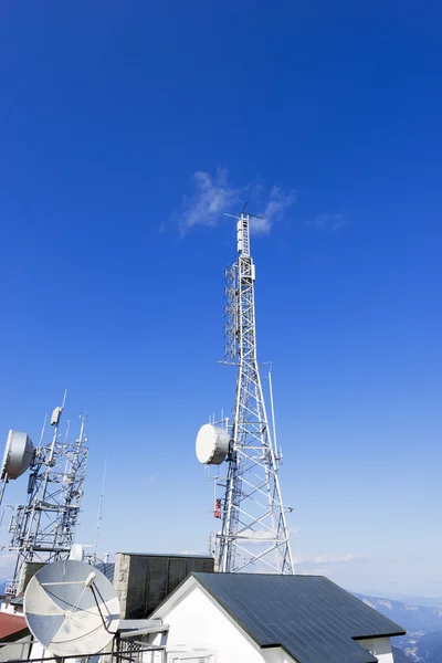 Torres de telecomunicaciones en el cielo azul — Foto de Stock