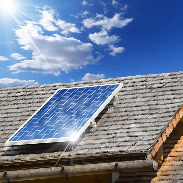 Панелі сонячних батарей на старий дах — стокове фото