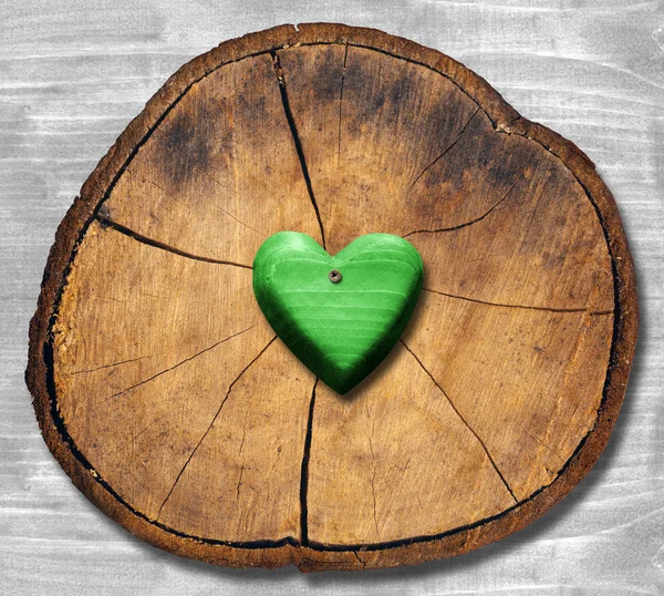 Coeur vert sur la section du tronc d'arbre — Photo