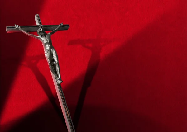 Gesù sulla Croce - Sfondo in velluto rosso — Foto Stock