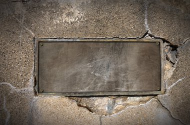 Beton duvar metal plaka