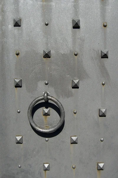Metalen deur met nagels en klinknagels — Stockfoto