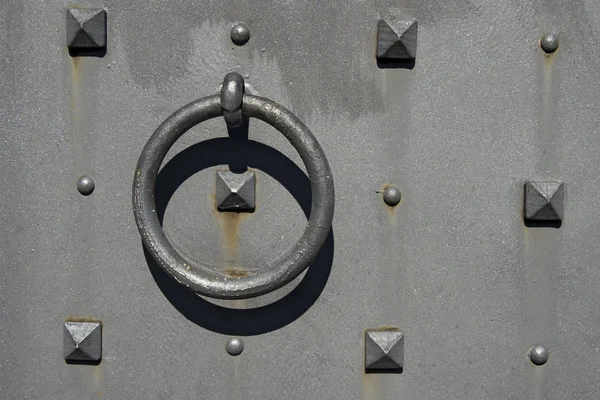 Porte en métal avec clous et rivets — Photo