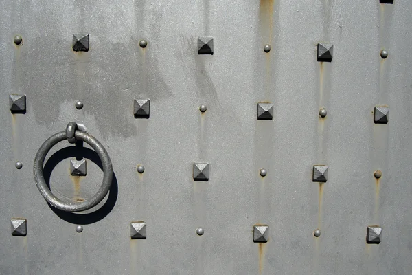 Porta de metal com pregos e rebites — Fotografia de Stock