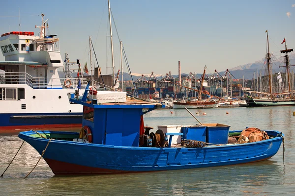 Blue and Red Fishing Boat — Stock Photo, Image