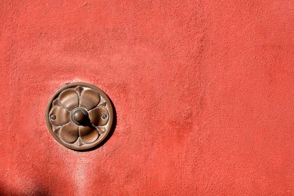 Starý zvonek na zdi - Itálie liguria — Stock fotografie