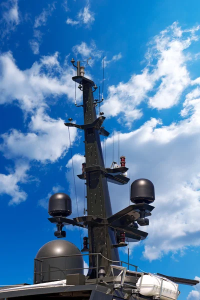 Radar y torre de comunicación en un yate — Foto de Stock