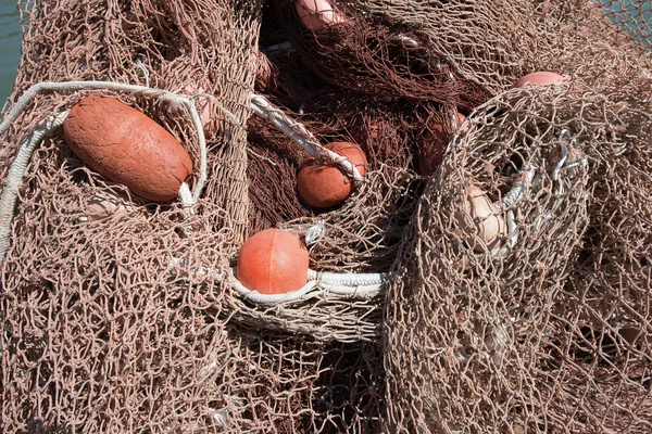 Fisknät med linor och flöten — Stockfoto