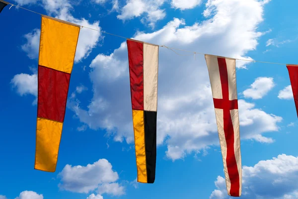 Nautische Flaggen auf blauem Himmel (098) — Stockfoto