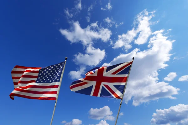 Banderas de Estados Unidos y Reino Unido en el cielo azul —  Fotos de Stock