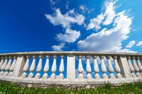 栏杆的柱子上，多云的天空 — 图库照片