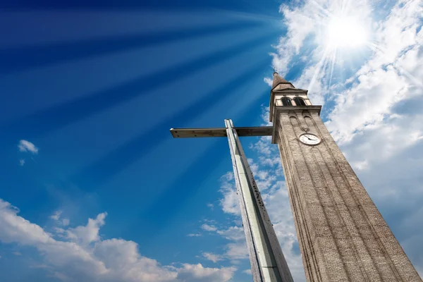 十字架和钟楼在蔚蓝的天空 — 图库照片